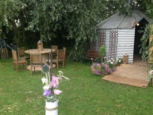 Skipbridge Farm Shepherds Huts Campground Green Hammerton Exterior foto